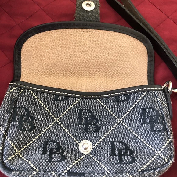 Beautiful Dooney & Bourke Wristlet - Picture 2 of 4